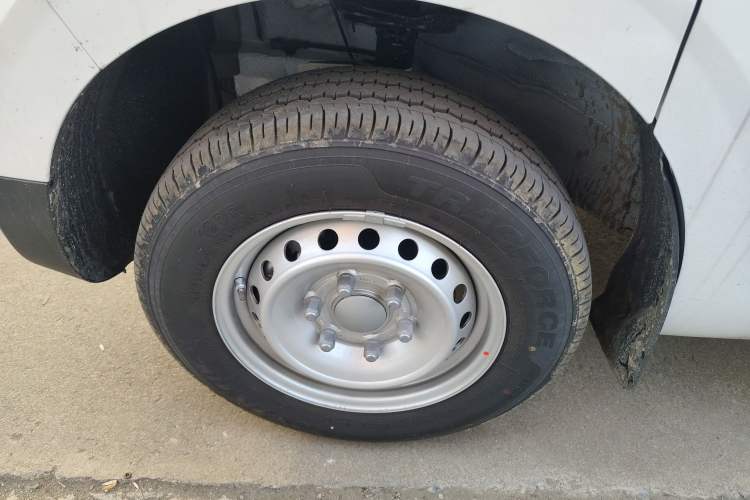 Used SAIC MAXUS Dana V1 2025 V1+ Long Wheelbase Low-Roof Multi-Function Version (62 kWh) Left Front Wheel Hub
