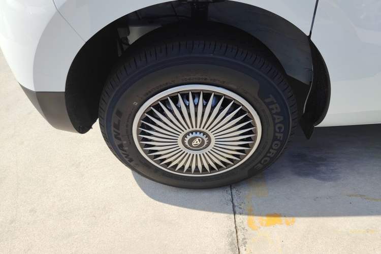 Used SAIC MAXUS Dana V1 2025 V1 Short Wheelbase Low-Roof Multi-Function Version (42 kWh) Left Front Wheel Hub