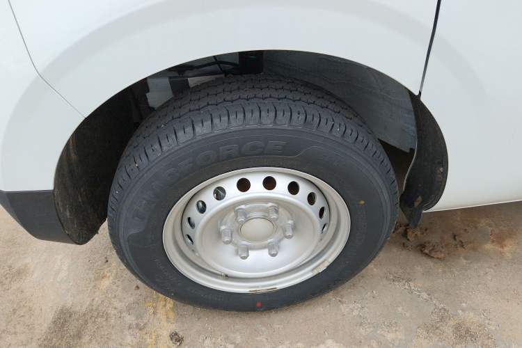 Used SAIC MAXUS Dana V1 2025 V1+ Short Wheelbase Low-Roof Multi-Function Version (42 kWh) Left Front Wheel Hub