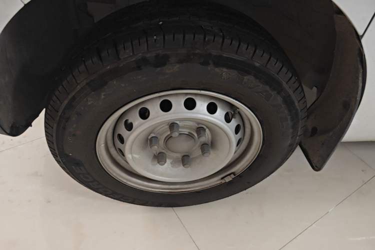 Used SAIC MAXUS Dana V1 2025 V1+ Long Wheelbase Low-Roof Multi-Function Version (62 kWh) Left Front Wheel Hub