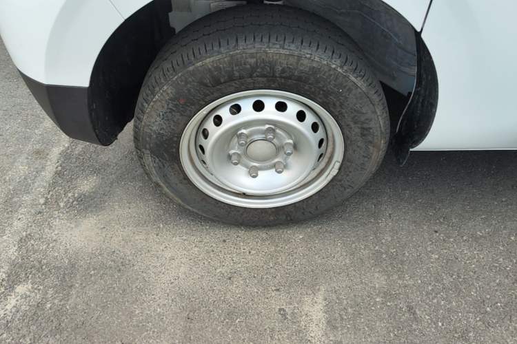 Used SAIC MAXUS Dana V1 2025 V1+ Long Wheelbase High-Roof Multi-Function Version (62 kWh) Left Front Wheel Hub