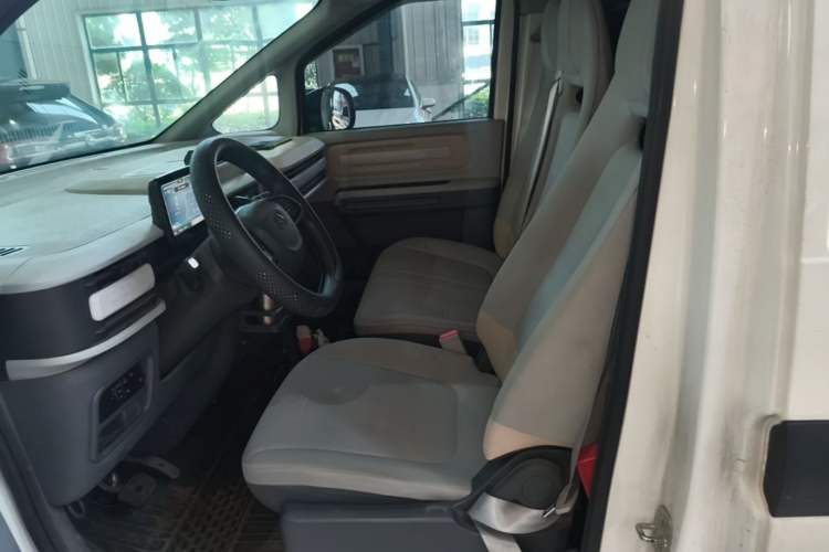 Used SAIC MAXUS Dana V1 2025 V1 Long Wheelbase Low-Roof Cargo Version (51 kWh) Left Rear Seat