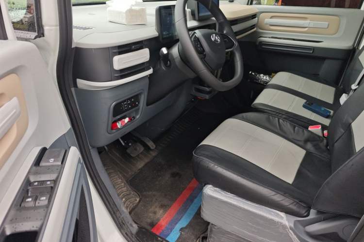 Used SAIC MAXUS Dana V1 2025 V1+ Long Wheelbase Low-Roof Cargo Version (50 kWh) Left Rear Seat