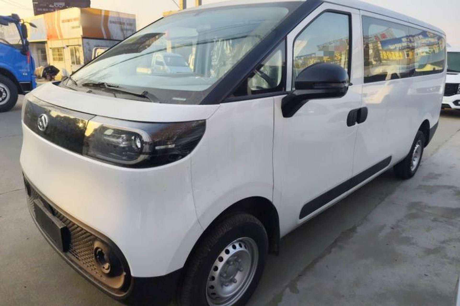 Used SAIC MAXUS Dana V1 2025 V1+ Long Wheelbase Low-Roof Multi-Function Version (62 kWh) Left Side