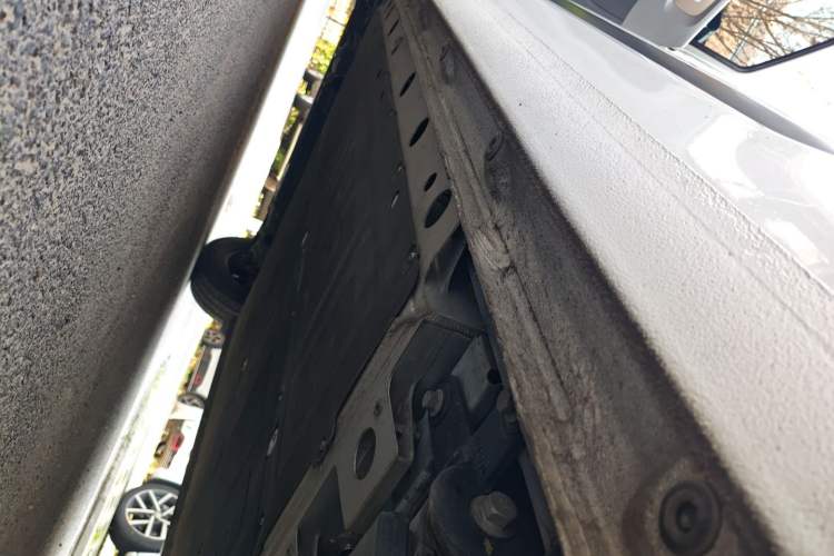 Used SAIC MAXUS Dana V1 2025 Low-Roof Multi-Function Version 50 kWh Left Side Sill