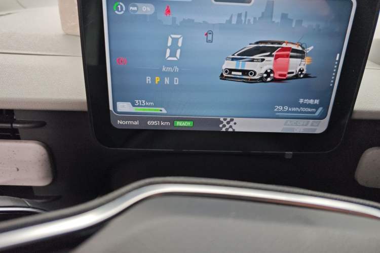 Used SAIC MAXUS Dana V1 2025 V1+ Long Wheelbase Low-Roof Cargo Version (50 kWh) Odometer Close Up