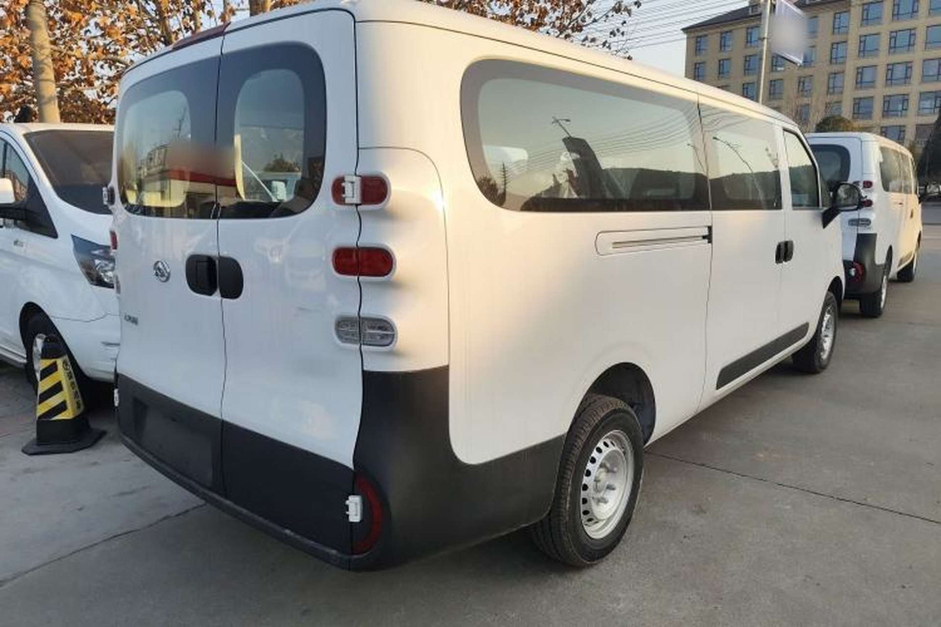 Used SAIC MAXUS Dana V1 2025 V1+ Long Wheelbase Low-Roof Multi-Function Version (62 kWh) Rear Right 45 Deg