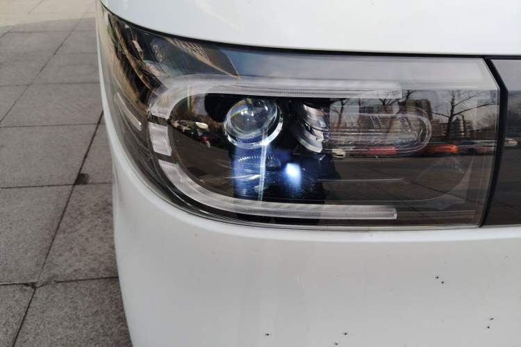 Used SAIC MAXUS Dana V1 2024 V1 Short Wheelbase Low-Roof Multi-Function Version (51 kWh) Right Front Headlight