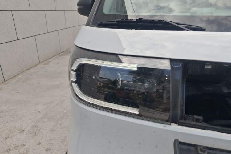 Used SAIC MAXUS Dana V1 2025 V1+ Long Wheelbase High-Roof Multi-Function Version (64 kWh) Right Front Headlight