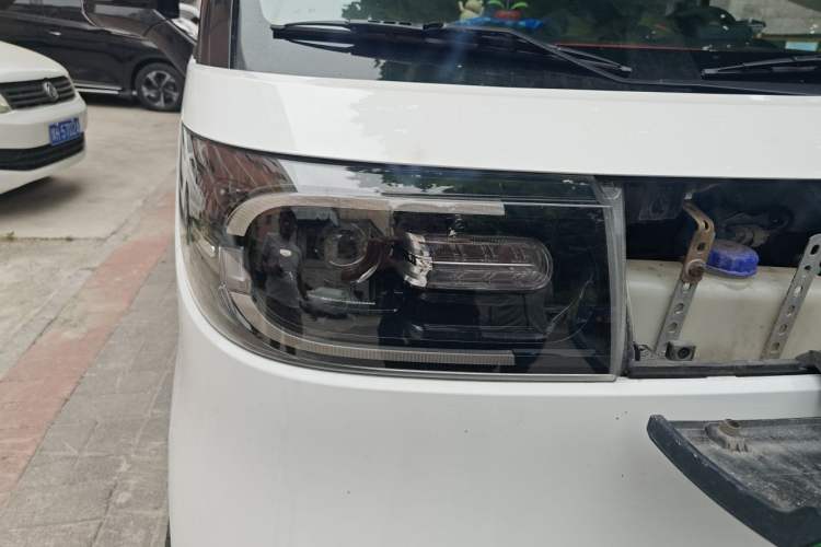 Used SAIC MAXUS Dana V1 2025 V1+ Long Wheelbase High-Roof Multi-Function Version (62 kWh) Right Front Headlight