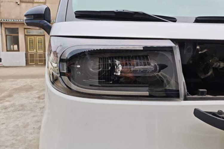 Used SAIC MAXUS Dana V1 2025 V1 Short Wheelbase Low-Roof Multi-Function Version (42 kWh) Right Front Headlight