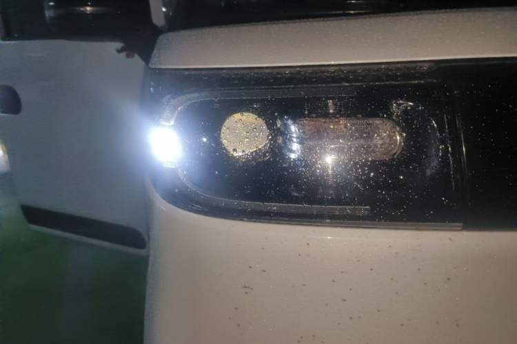 Used SAIC MAXUS Dana V1 2025 V1+ Long Wheelbase High-Roof Multi-Function Version (62 kWh) Right Front Headlight