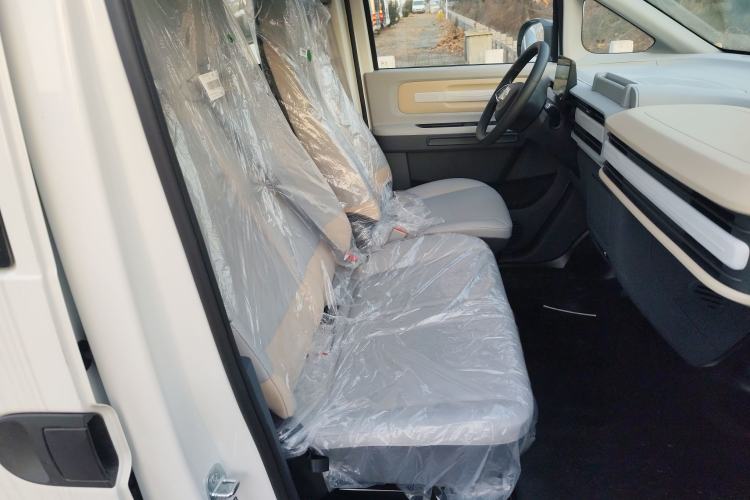 Used SAIC MAXUS Dana V1 2025 V1+ Long Wheelbase Low-Roof Multi-Function Version (62 kWh) Right Front Seat
