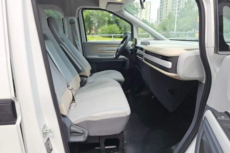 Used SAIC MAXUS Dana V1 2024 V1 Short Wheelbase Low-Roof Multi-Function Version (51 kWh) Right Front Seat