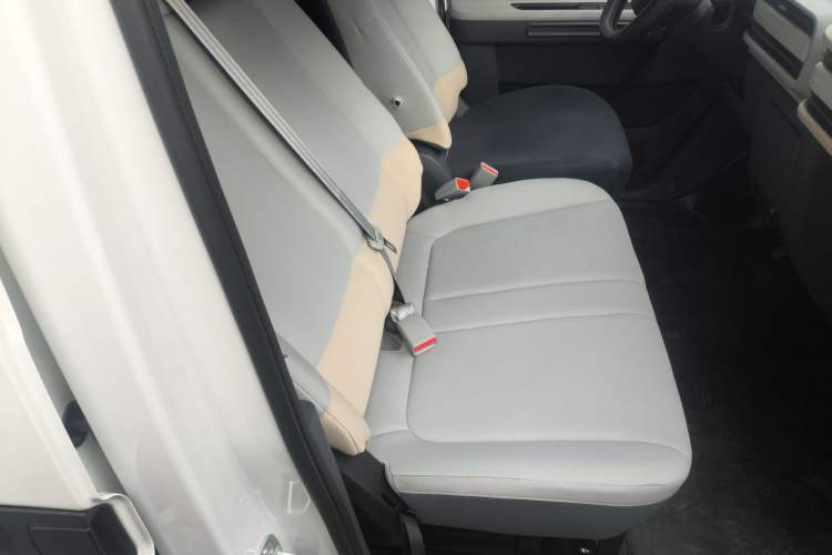 Used SAIC MAXUS Dana V1 2025 Low-Roof Multi-Function Version 50 kWh Right Front Seat