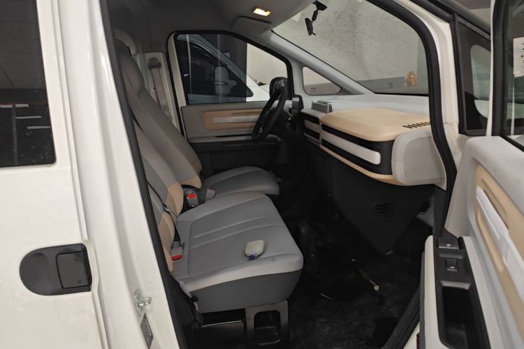 Used SAIC MAXUS Dana V1 2025 V1+ Long Wheelbase Low-Roof Multi-Function Version (62 kWh) Right Front Seat