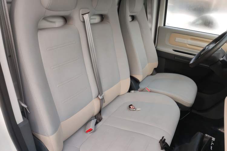 Used SAIC MAXUS Dana V1 2023 V1 Short Wheelbase Low Roof (43 kWh) Right Front Seat