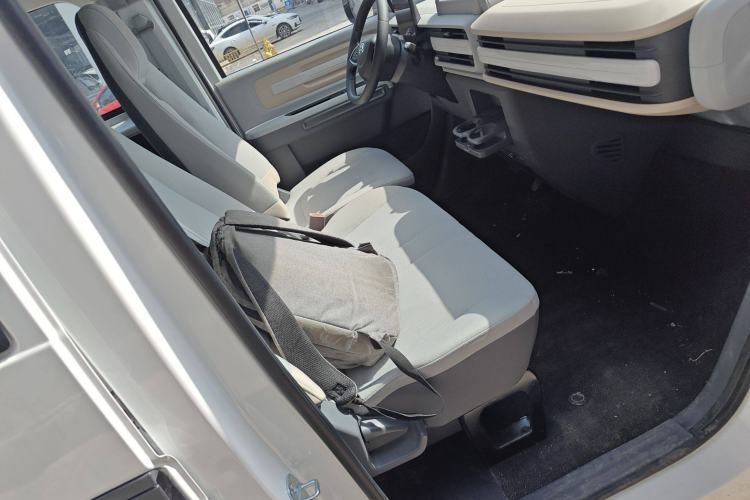 Used SAIC MAXUS Dana V1 2025 V1 Short Wheelbase Low-Roof Multi-Function Version (42 kWh) Right Front Seat