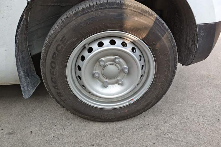Used SAIC MAXUS Dana V1 2025 Low-Roof Multi-Function Version 42 kWh Right Front Wheel Hub