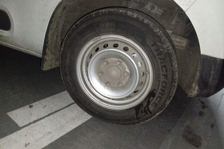 Used SAIC MAXUS Dana V1 2026 Model V1 Low-Roof Multi-Function Version (42 kWh) Right Front Wheel Hub