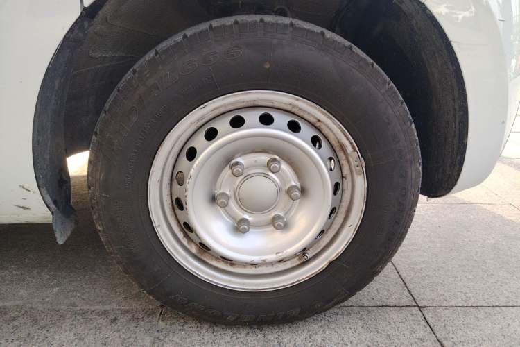 Used SAIC MAXUS Dana V1 2024 V1 Short Wheelbase Low-Roof Multi-Function Version (51 kWh) Right Front Wheel Hub