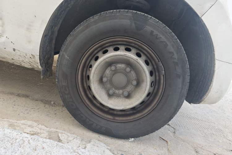 Used SAIC MAXUS Dana V1 2025 V1+ Long Wheelbase High-Roof Multi-Function Version (64 kWh) Right Front Wheel Hub