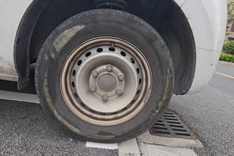 Used SAIC MAXUS Dana V1 2025 V1+ Long Wheelbase Low-Roof Multi-Function Version (62 kWh) Right Front Wheel Hub