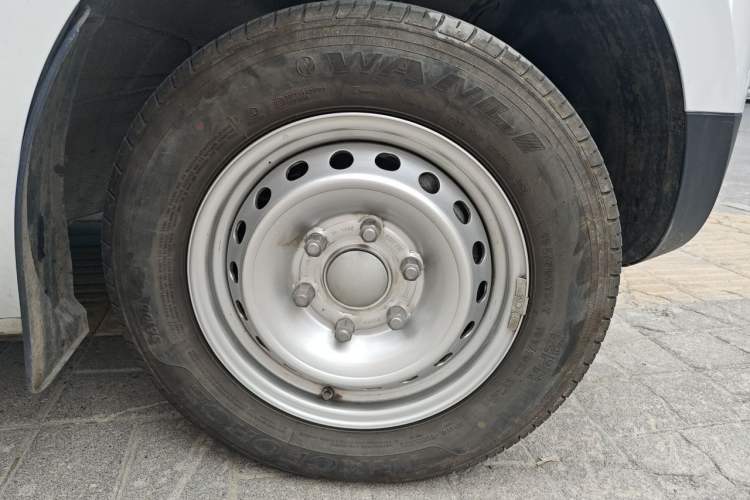 Used SAIC MAXUS Dana V1 2025 V1+ Long Wheelbase High-Roof Multi-Function Version (62 kWh) Right Front Wheel Hub