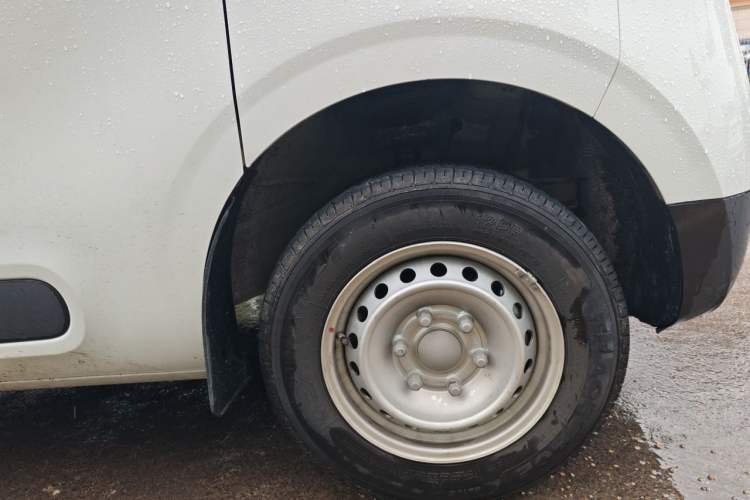 Used SAIC MAXUS Dana V1 2025 V1+ Long Wheelbase Low-Roof Cargo Version (50 kWh) Right Front Wheel Hub
