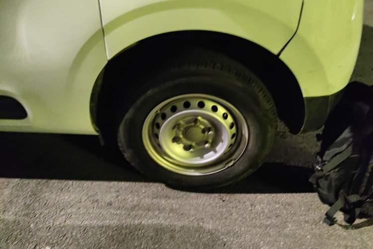 Used SAIC MAXUS Dana V1 2025 Low-Roof Multi-Function Version 42 kWh Right Front Wheel Hub