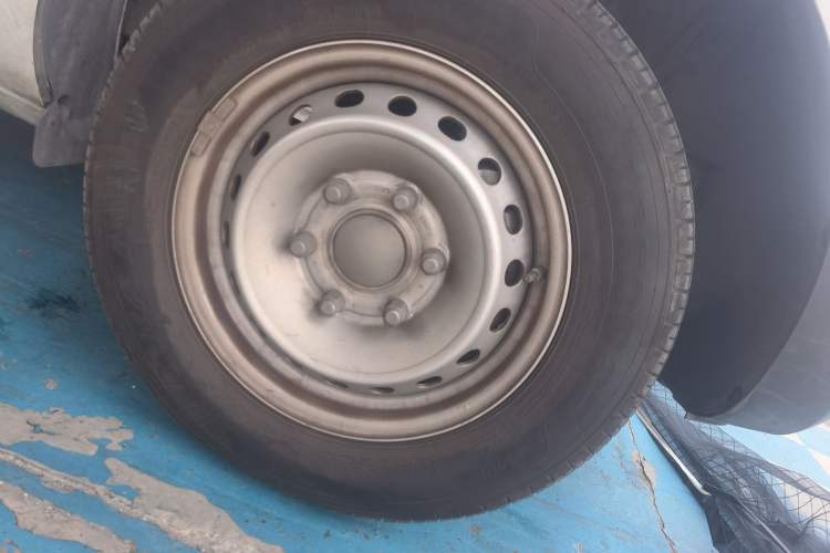 Used SAIC MAXUS Dana V1 2025 V1+ Long Wheelbase High-Roof Multi-Function Version (64 kWh) Right Front Wheel Hub