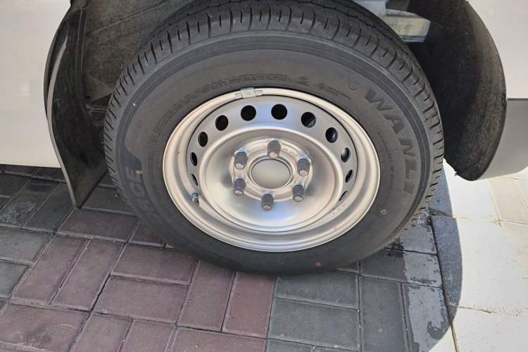 Used SAIC MAXUS Dana V1 2025 V1 Short Wheelbase Low-Roof Multi-Function Version (42 kWh) Right Front Wheel Hub