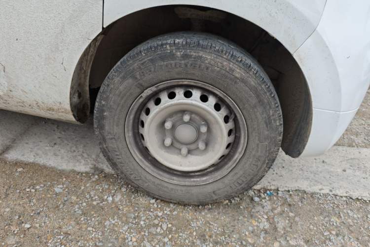 Used SAIC MAXUS Dana V1 2024 V1 Short Wheelbase Low-Roof Multi-Function Version (51 kWh) Right Front Wheel Hub