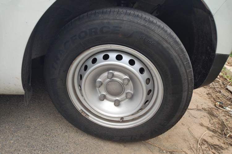 Used SAIC MAXUS Dana V1 2025 V1 Short Wheelbase Low-Roof Multi-Function Version (42 kWh) Right Front Wheel Hub