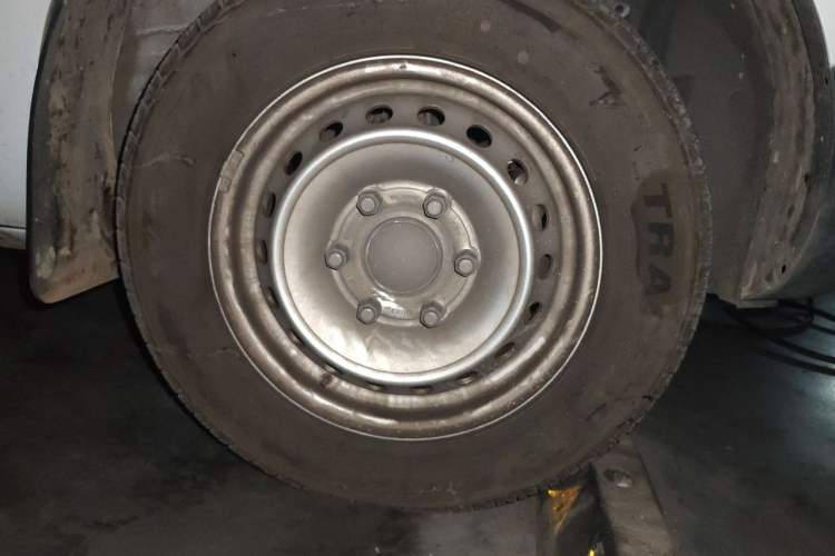 Used SAIC MAXUS Dana V1 2025 V1+ Long Wheelbase Low-Roof Multi-Function Version (62 kWh) Right Front Wheel Hub