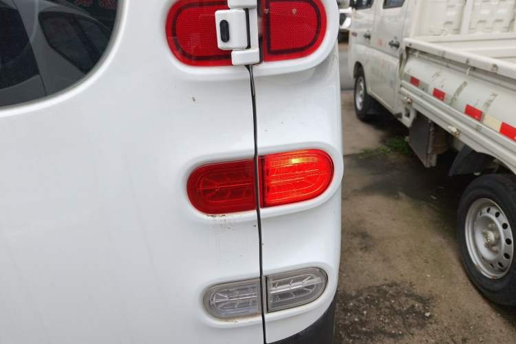 Used SAIC MAXUS Dana V1 2025 V1+ Short Wheelbase Low-Roof Multi-Function Version (42 kWh) Right Rear Taillight