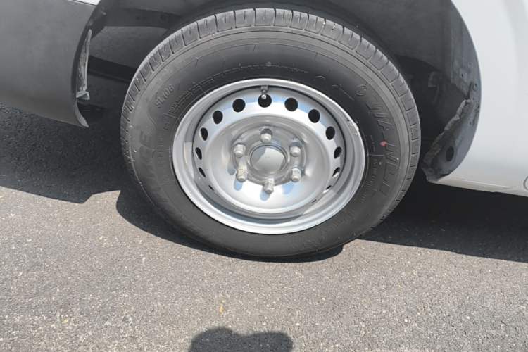 Used SAIC MAXUS Dana V1 2025 V1 Short Wheelbase Low-Roof Multi-Function Version (42 kWh) Right Rear Wheel Hub