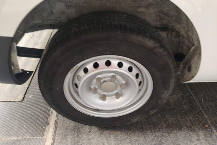 Used SAIC MAXUS Dana V1 2025 Low-Roof Multi-Function Version 42 kWh Right Rear Wheel Hub