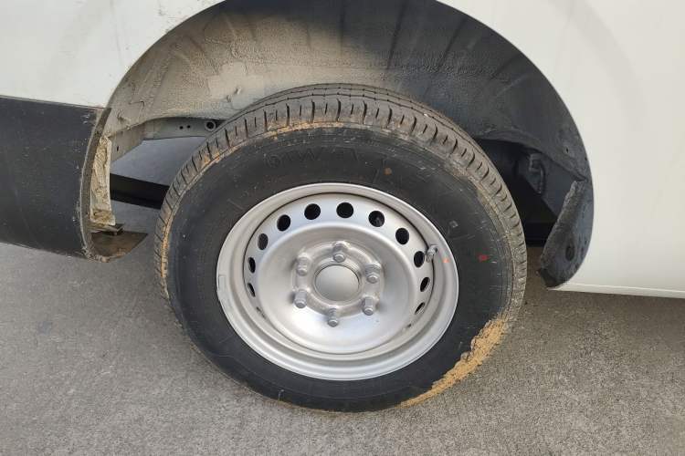 Used SAIC MAXUS Dana V1 2025 V1+ Long Wheelbase Low-Roof Multi-Function Version (62 kWh) Right Rear Wheel Hub