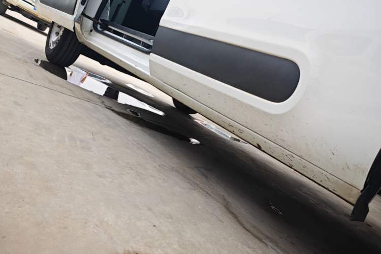 Used SAIC MAXUS Dana V1 2024 V1 Short Wheelbase Low-Roof Multi-Function Version (51 kWh) Right Side Sill