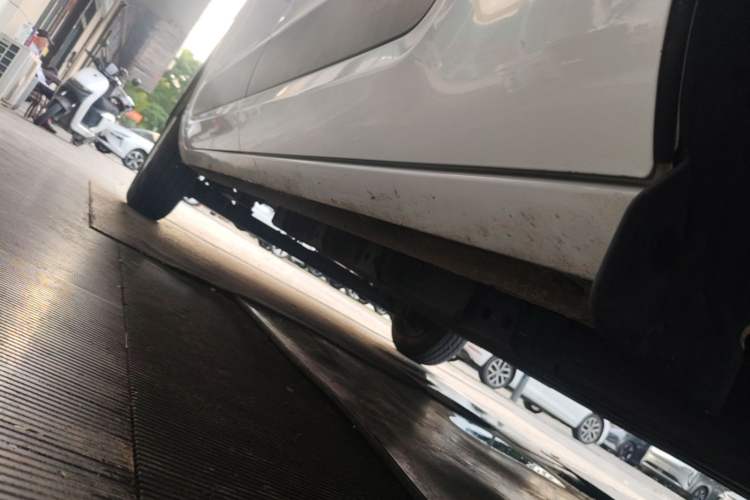 Used SAIC MAXUS Dana V1 2025 Low-Roof Multi-Function Version 42 kWh Right Side Sill