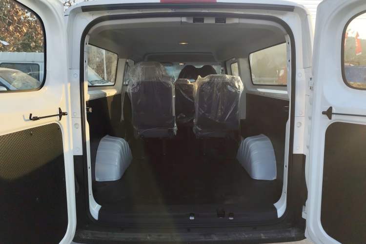 Used SAIC MAXUS Dana V1 2025 V1+ Long Wheelbase Low-Roof Multi-Function Version (62 kWh) Trunk