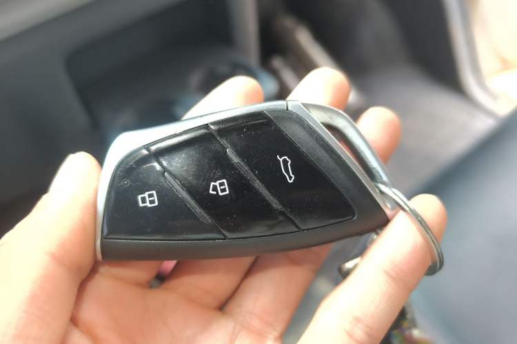 Used SAIC MAXUS Dana V1 2026 Model V1 Low-Roof Multi-Function Version (42 kWh) Vehicle Key