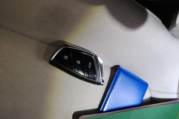 Used SAIC MAXUS Dana V1 2025 Low-Roof Multi-Function Version 42 kWh Vehicle Key