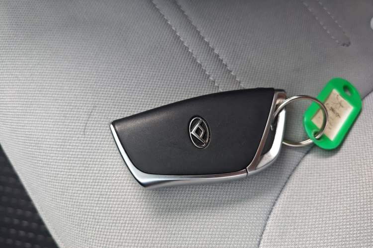 Used SAIC MAXUS Dana V1 2025 Low-Roof Multi-Function Version 50 kWh Vehicle Key