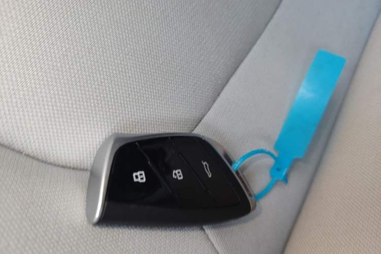 Used SAIC MAXUS Dana V1 2025 Low-Roof Multi-Function Version 42 kWh Vehicle Key