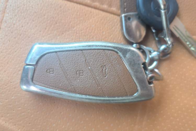 Used SAIC MAXUS Dana V1 2025 V1+ Long Wheelbase High-Roof Multi-Function Version (64 kWh) Vehicle Key