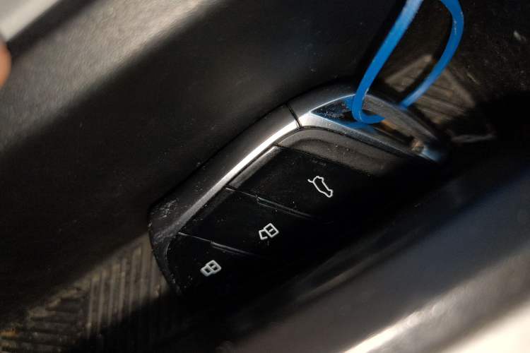 Used SAIC MAXUS Dana V1 2025 V1+ Short Wheelbase Low-Roof Multi-Function Version (42 kWh) Vehicle Key