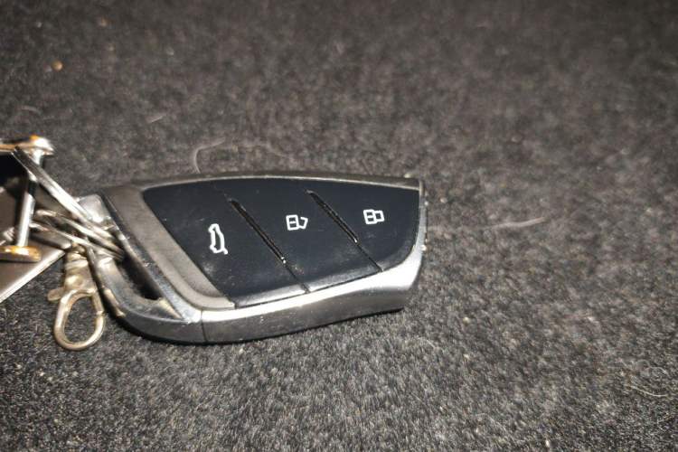 Used SAIC MAXUS Dana V1 2025 V1+ Long Wheelbase Low-Roof Multi-Function Version (62 kWh) Vehicle Key