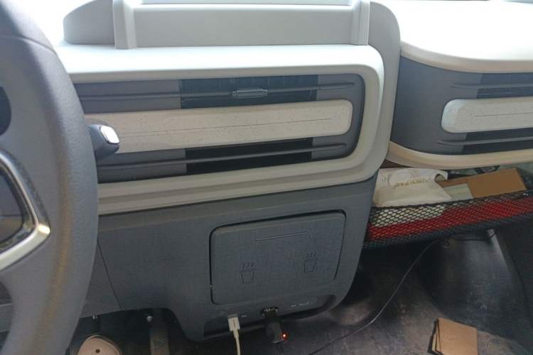 Used SAIC MAXUS Dana V1 2026 Model V1 Low-Roof Multi-Function Version (50 kWh) Audio And AC Panel